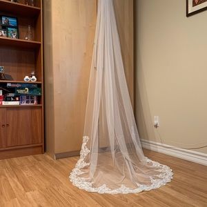 Elegant White Lace Bridal Veil